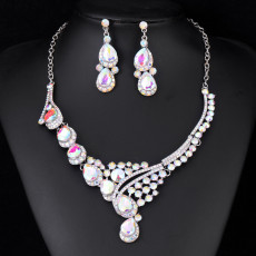 Fashionable and minimalist bridal jewelry, crystal necklace, earring set