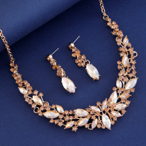 Fashionable and minimalist bridal jewelry, crystal necklace, earring set