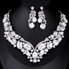 Fashionable and minimalist bridal jewelry, crystal necklace, earring set