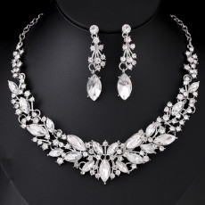 Fashionable and minimalist bridal jewelry, crystal necklace, earring set