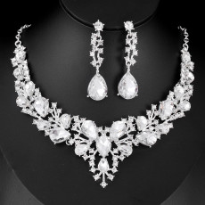 Fashionable and minimalist bridal jewelry, crystal necklace, earring set