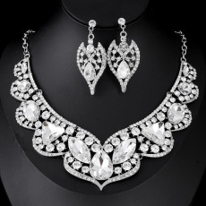 Fashionable and minimalist bridal jewelry, crystal necklace, earring set