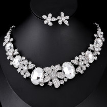 Fashionable and minimalist bridal jewelry, crystal necklace, earring set