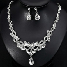 Fashionable and minimalist bridal jewelry, crystal necklace, earring set