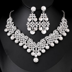 Fashionable and minimalist bridal jewelry, crystal necklace, earring set