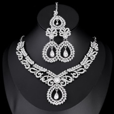 Fashionable and minimalist bridal jewelry, crystal necklace, earring set