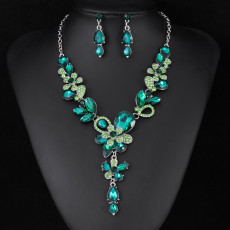 Fashionable and minimalist bridal jewelry, crystal necklace, earring set