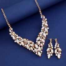 Fashionable and minimalist bridal jewelry, crystal necklace, earring set