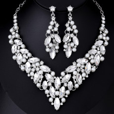 Fashionable and minimalist bridal jewelry, crystal necklace, earring set
