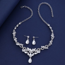 Fashionable and minimalist bridal jewelry, crystal necklace, earring set
