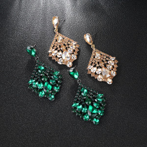 Elegant luxury earrings with diamond studded earrings for brides' wedding earrings