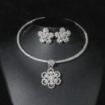 Fashionable and minimalist bridal jewelry, crystal necklace, earring set