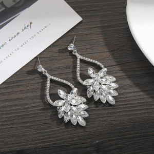 Elegant luxury earrings with diamond studded earrings for brides' wedding earrings