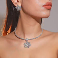 Fashionable and minimalist bridal jewelry, crystal necklace, earring set