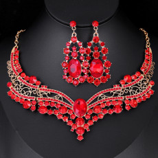 Fashionable and minimalist bridal jewelry, crystal necklace, earring set