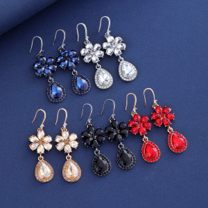 Elegant luxury earrings with diamond studded earrings for brides' wedding earrings