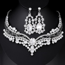 Fashionable and minimalist bridal jewelry, crystal necklace, earring set
