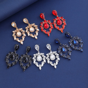 Elegant luxury earrings with diamond studded earrings for brides' wedding earrings