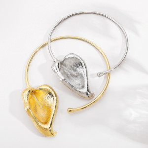 Flower collar with geometric exaggeration, three-dimensional design, elegant opening necklace