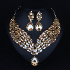 Fashionable and minimalist bridal jewelry, crystal necklace, earring set