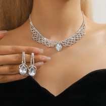 Fashionable and minimalist bridal jewelry, crystal necklace, earring set
