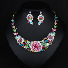 Fashionable and minimalist bridal jewelry, crystal necklace, earring set