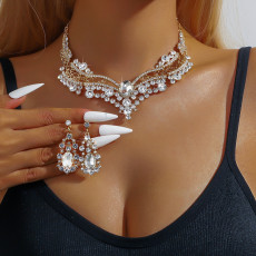 Fashionable and minimalist bridal jewelry, crystal necklace, earring set