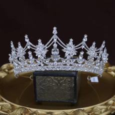 The bride's luxurious crystal wedding dress with a crown and birthday headpiece design