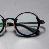 Black Round Glasses LE0422 - Sleek Titanium Frames for Everyday Wear
