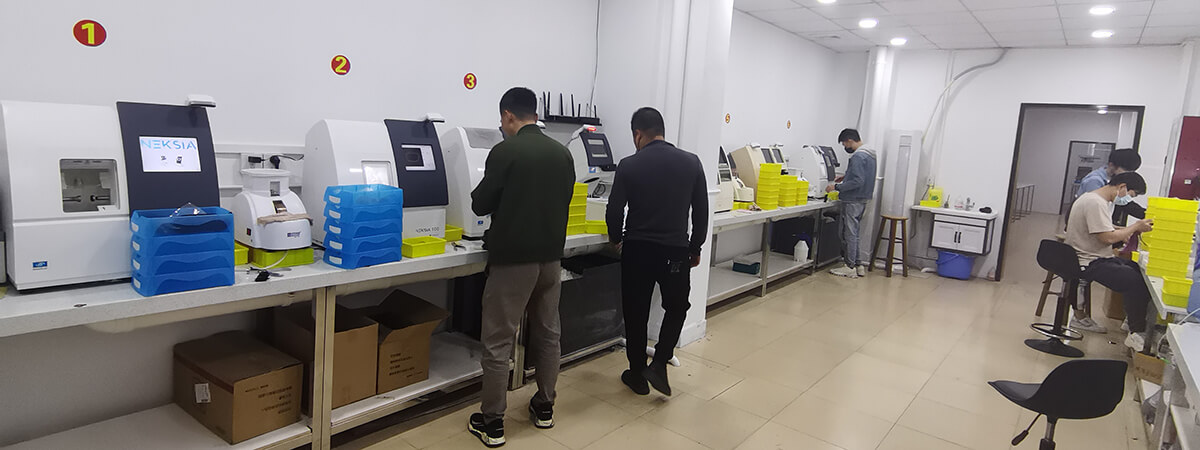 Photo of the advanced lens cutting and assembly area at Olet Optical. The image shows technicians operating specialized machines and organizing lenses in a clean, well-lit workspace, highlighting the precision and care taken in the production process.