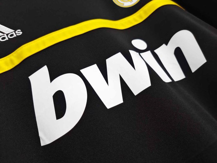 11-12 Real Madrid Goalkeeper Black Retro Jersey