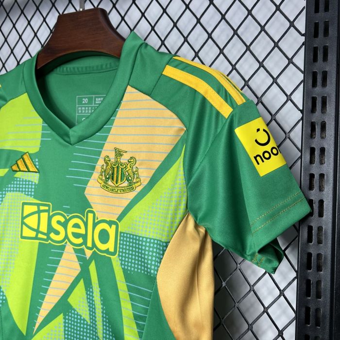 Kids kit 24/25 Newcastle United Goalkeeper Thailand Quality