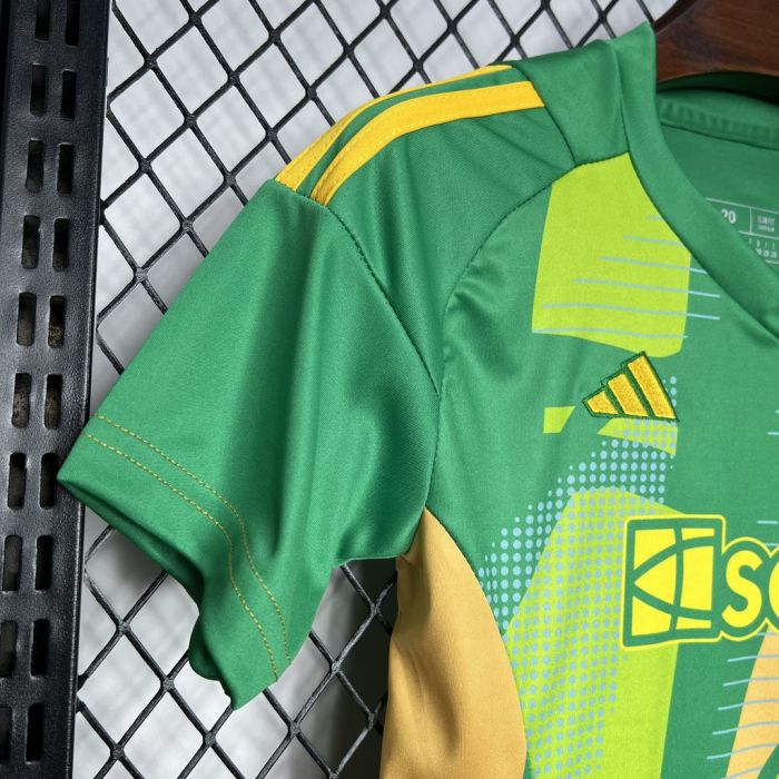 Kids kit 24/25 Newcastle United Goalkeeper Thailand Quality