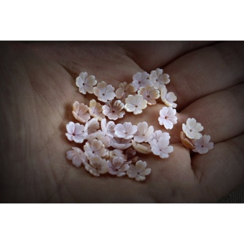 6pcs White or Pink natural mother of pearl Flower shell beads, Flower shaped shell beads, MOP charm, Natural shell charm, central hole