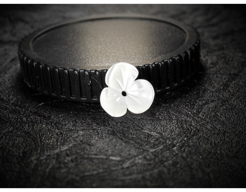 6pcs White or Pink natural mother of pearl Flower shell beads, Flower shaped shell beads, MOP charm, Natural shell charm, central hole