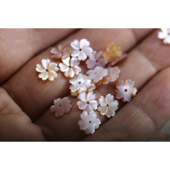 6pcs 8mm Natural mother of pearl Flower shell beads, Flower shaped shell beads, MOP charm, Natural shell charm, central hole