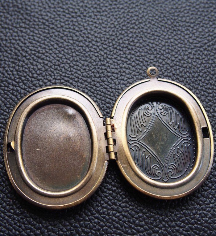 2PCS Oval Photo Locket for 30 x 40mm settings, Photo Locket Pendant (#5010009)