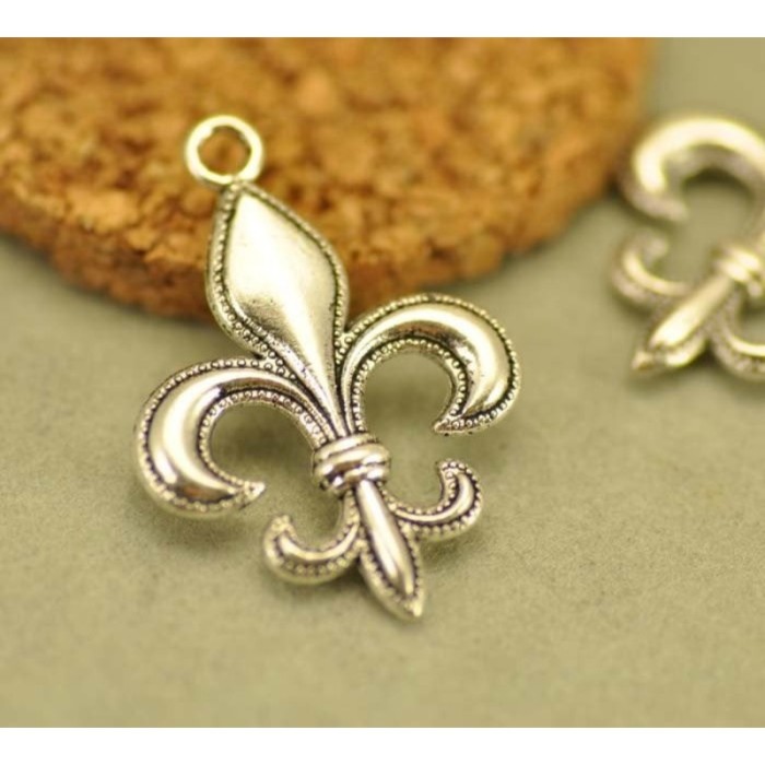 10pcs Antique Tibetan Silver Tone Lily Charms Pendants Findings (#3010048)