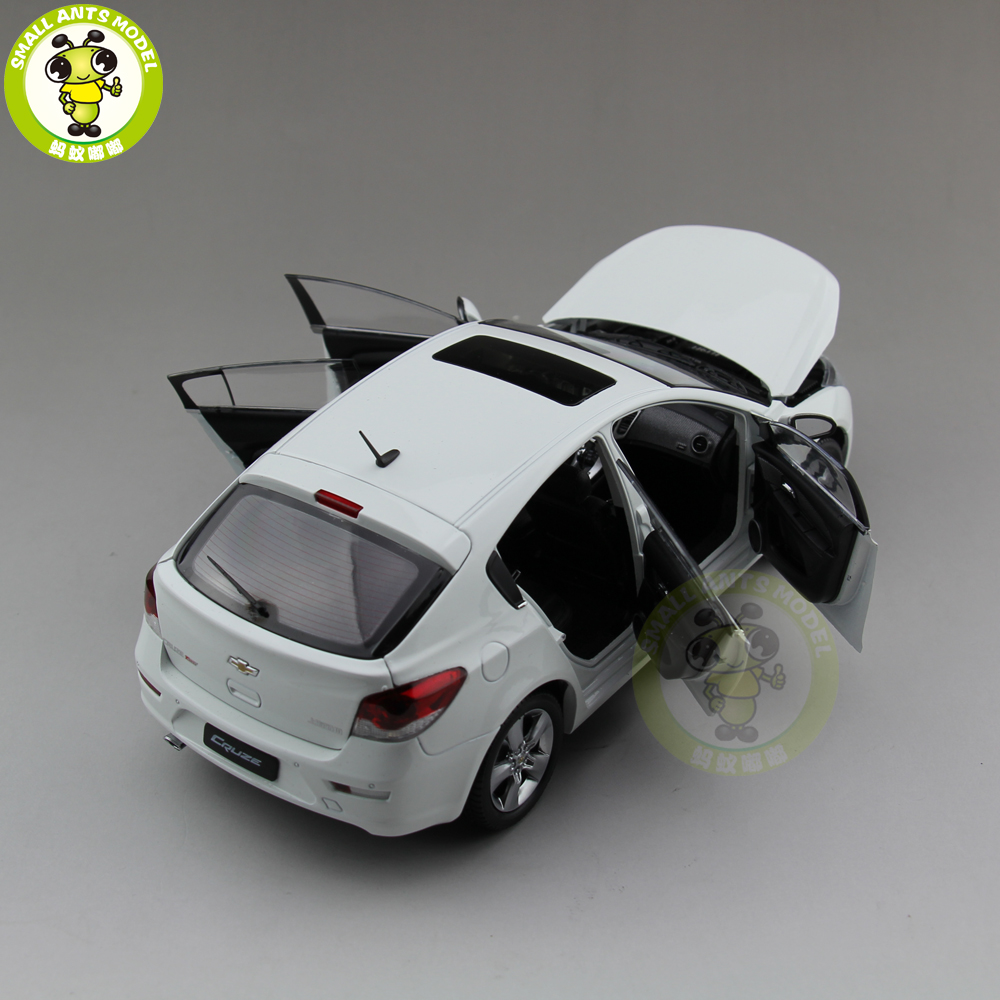 Chevrolet cruze 1:18. Chevrolet cruze 1:43. моделька круз. модель 1 43 шевроле круз седан. металлическая машинка шевроле круз седан.