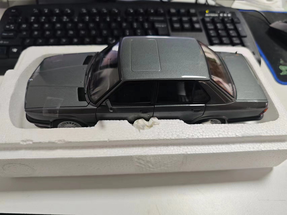 1/18 AUTOart 75151 BMW M5 1987 Grey With Opition Shadow-Line 1/18 AUTOart 75151 BMW M5 1987 Grey With Opition Shadow-Line