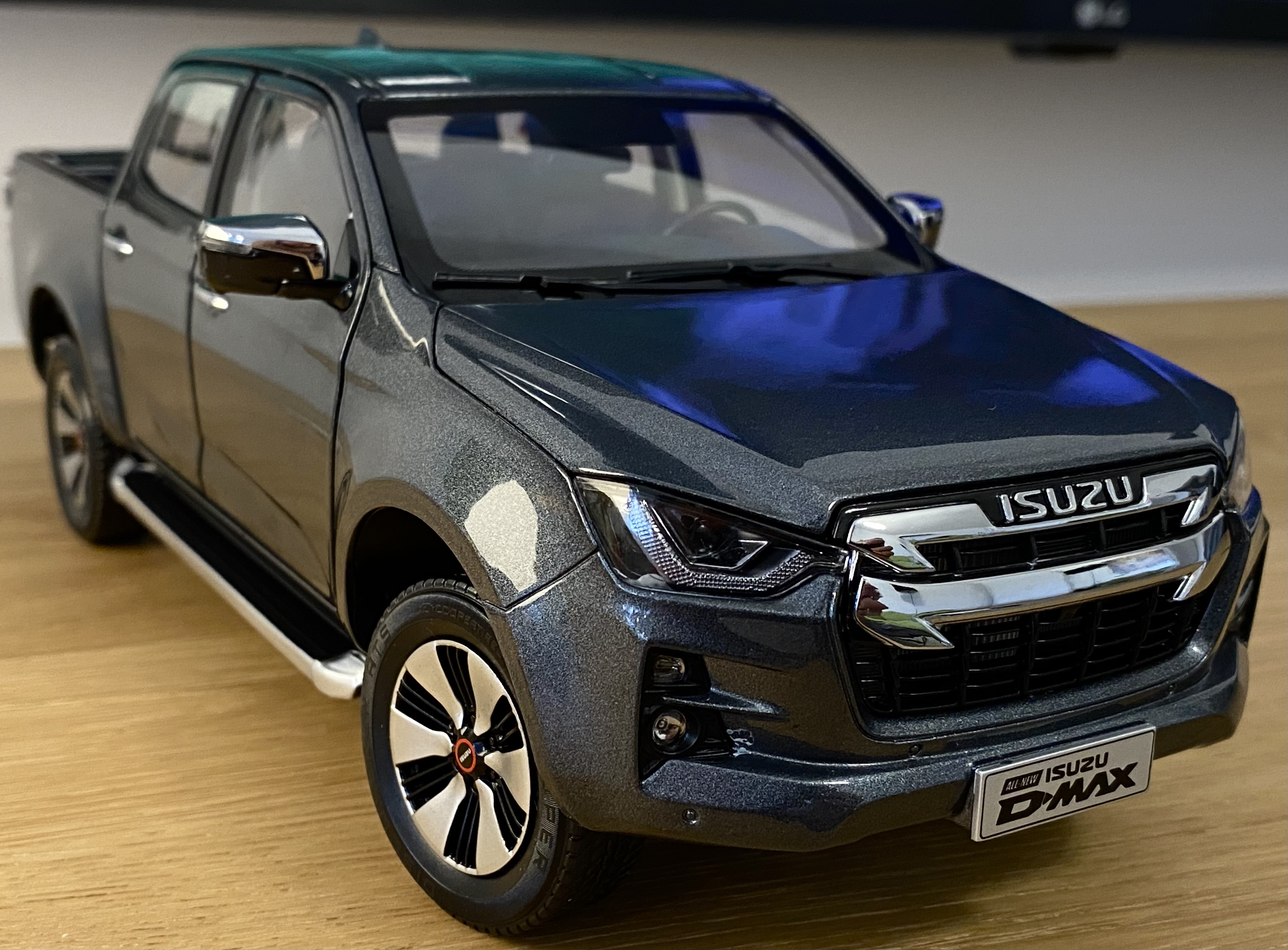 1/18 ISUZU D MAX D-MAX 2021 Pickup Truck Diecast Model Car