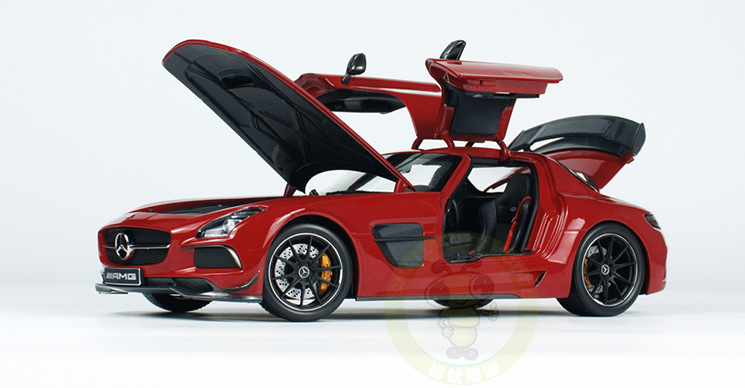 1/18 Minichamps Mercedes-Benz AMG SLS Black Series 2013