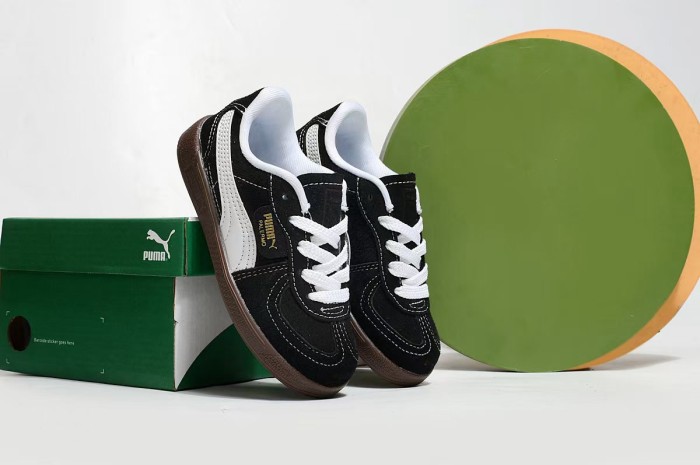Children sports shoes