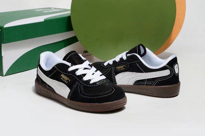 Children sports shoes
