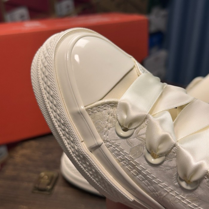 Ladies' canvas shoes