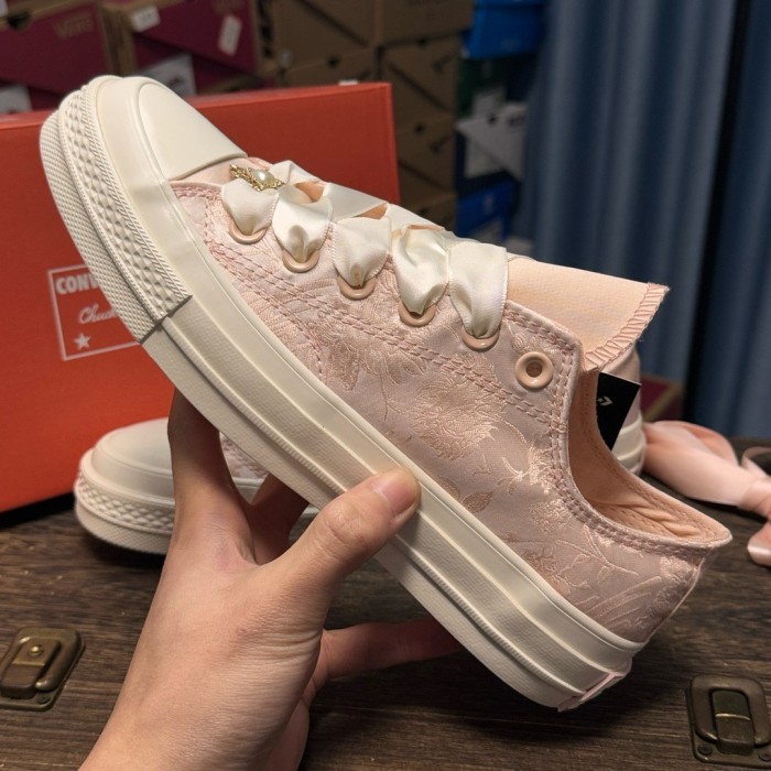 Ladies' canvas shoes