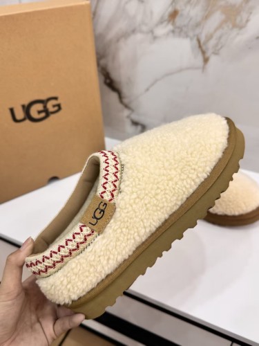 UGG Flat shoes Beige