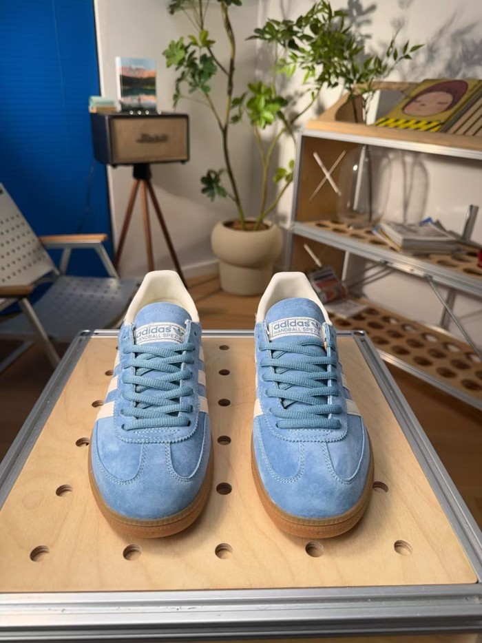 Men's and women's casual shoes