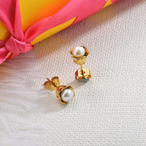 Simple Flower Pearl Stud Earring in 18k Gold Plated