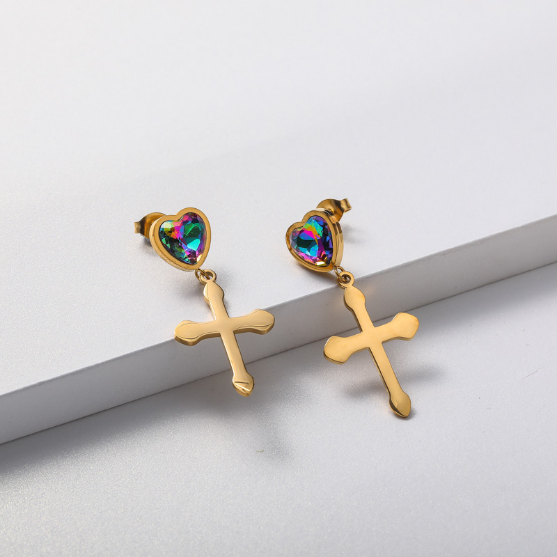 aretes para la oreja con dije cruz y piedras 18K